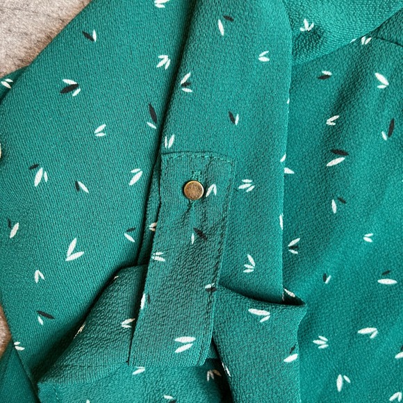 Jaretchung Blouse Top Womens Size 1X Green Geo Print Long Roll Tab Sleeve V Neck - Picture 6 of 9
